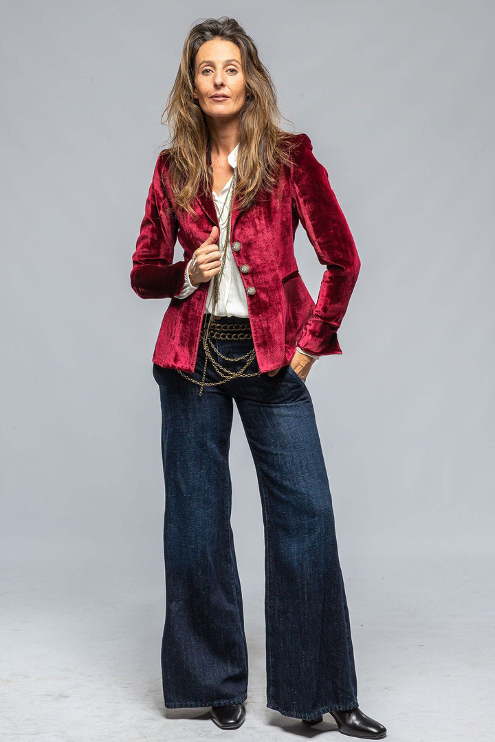 Rive | Slim Fit Retro Blazer with Lapels and Pockets for Women